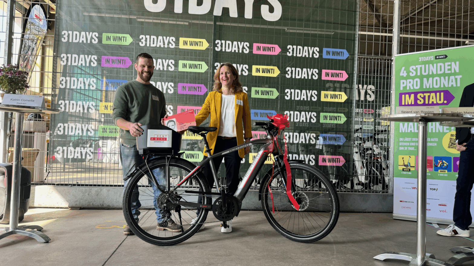 Teilnehmer Dominic Schorr erhält von Stadträtin Katrin Cometta das Mobilitätspaket für die 31- Days-Challenge anlässlich des Startevents am 12. April 2024. Quelle: Umwelt- und Gesundheitsschutz Stadt Winterthur
