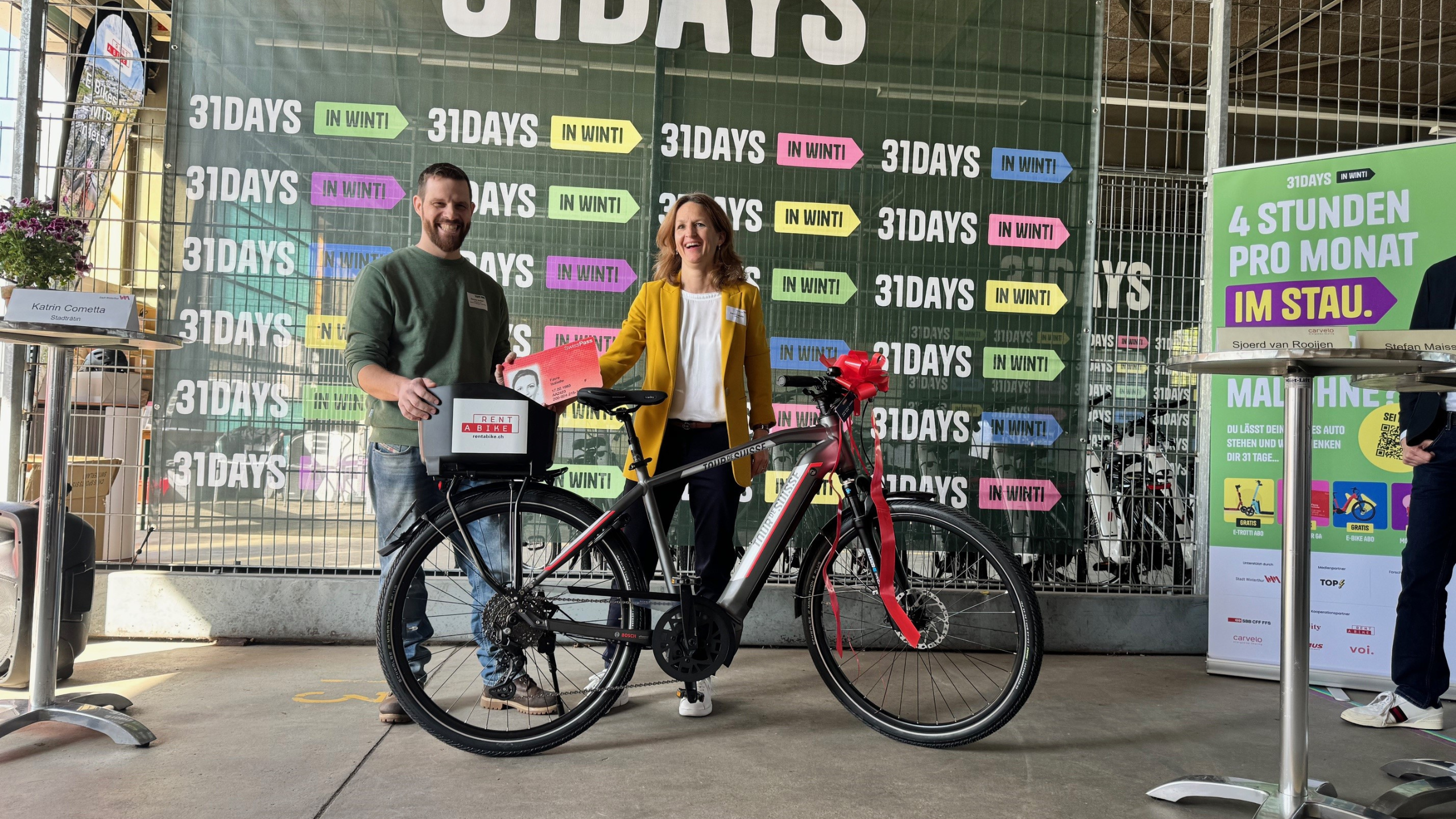 Teilnehmer Dominic Schorr erhält von Stadträtin Katrin Cometta das Mobilitätspaket für die 31- Days-Challenge anlässlich des Startevents am 12. April 2024. Quelle: Umwelt- und Gesundheitsschutz Stadt Winterthur